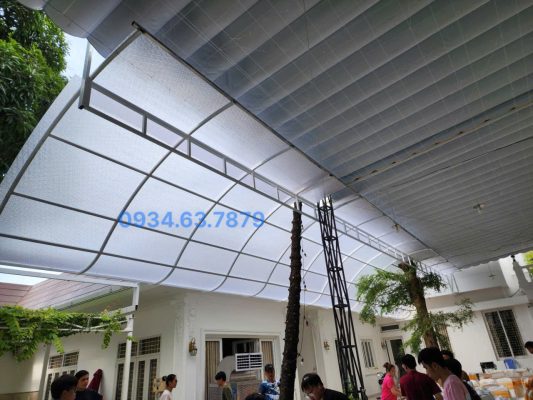 Mái puly vòm cong đẹp che sân vườn