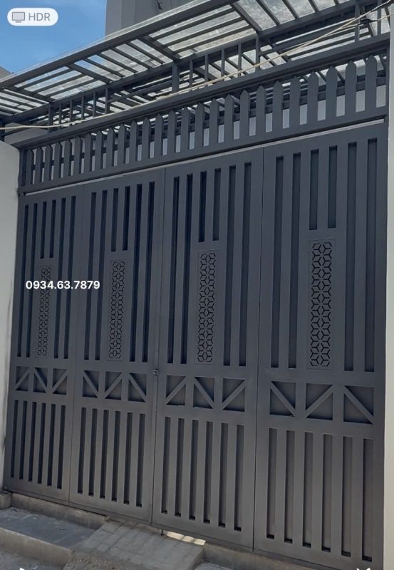 Cổng sắt Sài Gòn 4 cánh sắt hộp mạ kẽm, sơn màu xám xingfa hiện đại, kín đáo và rất chắc chắn