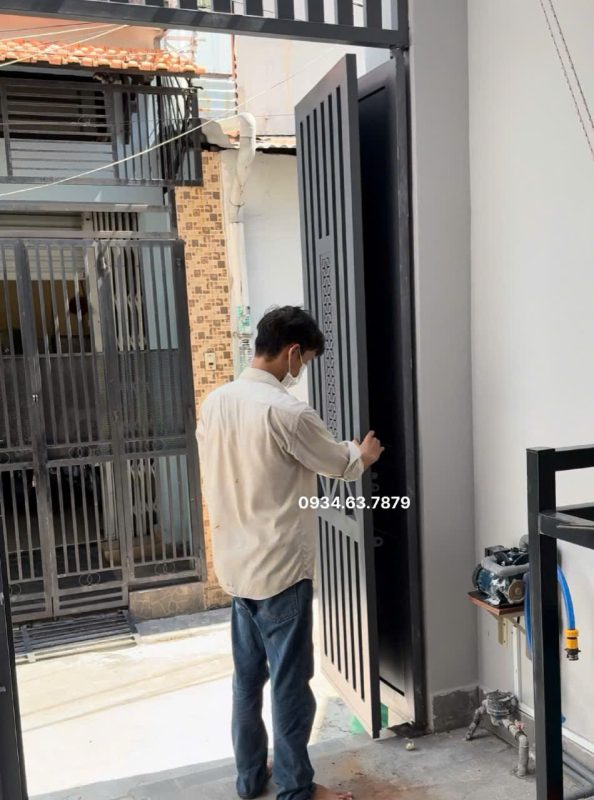 Xếp cánh cửa vô 2 bên hông nhà gọn gàng, đóng mở 2 chiều