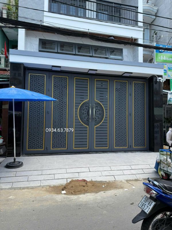 Cổng sắt 6 cánh rất nổi bật cả con đường. Đúng với câu nhà cao cửa rộng
