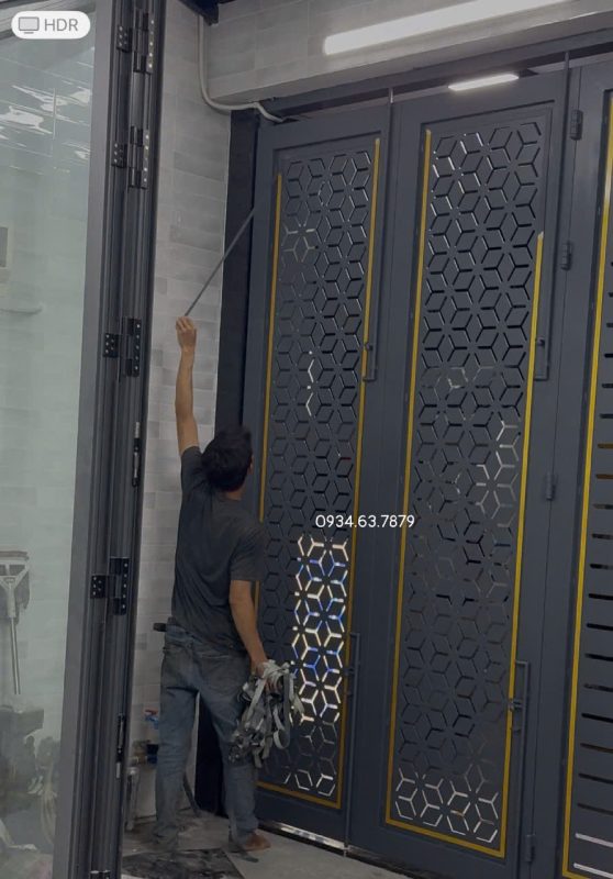 Cổng sắt 6 cánh sơn 2 màu nổi bật