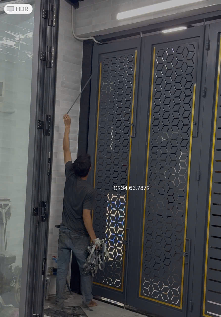 cong-sat-6-canh-cnc-co-khi-tam-duc-3