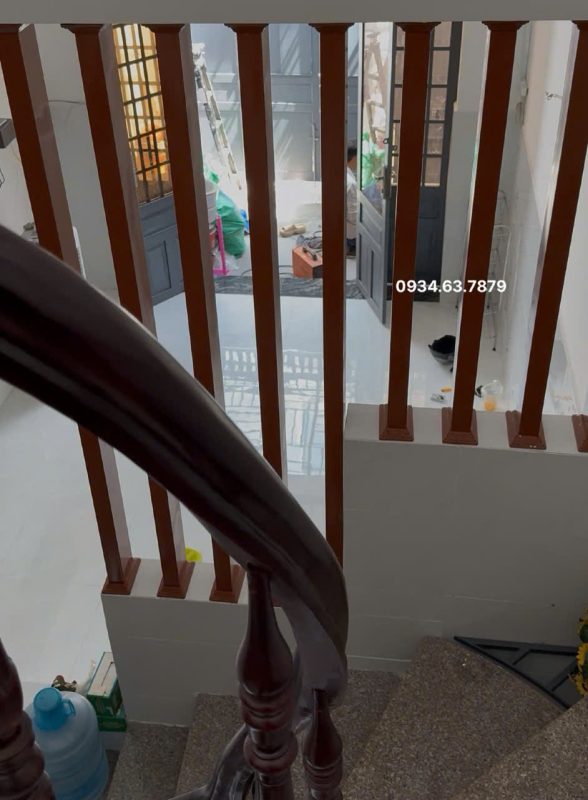 Lam sắt ở tầng trệt (vách ngăn trang trí bằng sắt