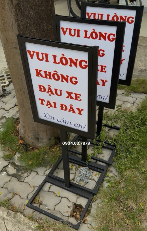 Kệ sắt dùng để biển báo
