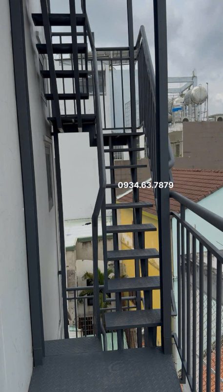 Lắp đặt cầu thang sắt