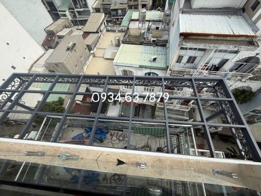 Khung sắt mái che ban công trước khi lợp tấm