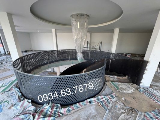 Lan can bao quanh lầu 2, kết nối không gian từ cầu thang sắt lên lầu 2