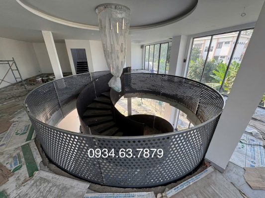 Lan can bao quanh lầu 2, kết nối không gian từ cầu thang sắt lên lầu 2