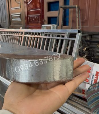 Khúc đầu lan can bo cong áp vô tường