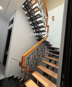 Cầu thang sắt mặt bậc nhựa giả gỗ