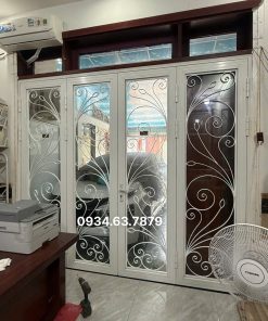 Khung sắt bảo vệ bên trong cửa nhôm