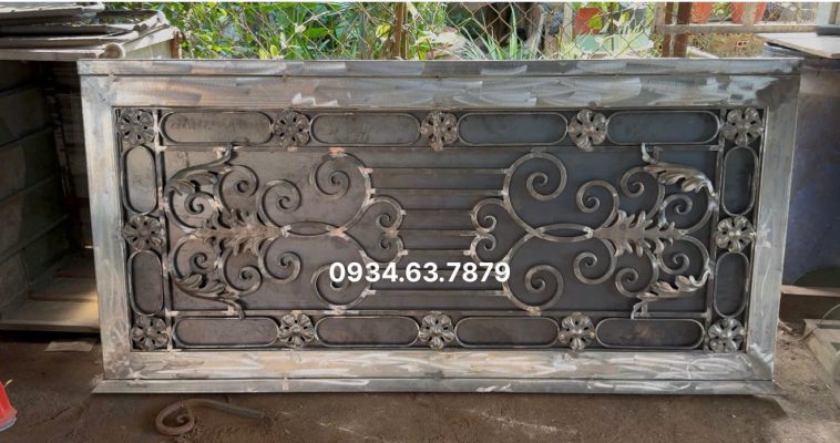 Hoàn thiện cánh cửa sắt. Tâm Đức luôn chụp hình, quay video chân thực nhất, không chỉnh sửa giúp khách hàng thấy rõ được các mối hàn, đường nét lượn, ghép hoa sắt....được rõ ràng, chính xác nhất.