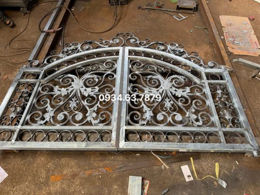 Cổng sắt mỹ thuật chỉ hơn 2m2
