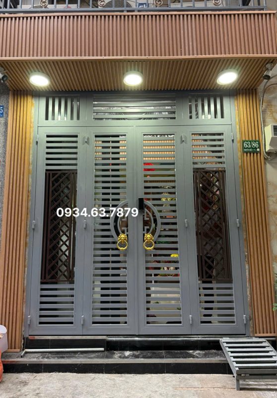 Cổng sắt gắn khóa thông minh, nhiều chế độ mở